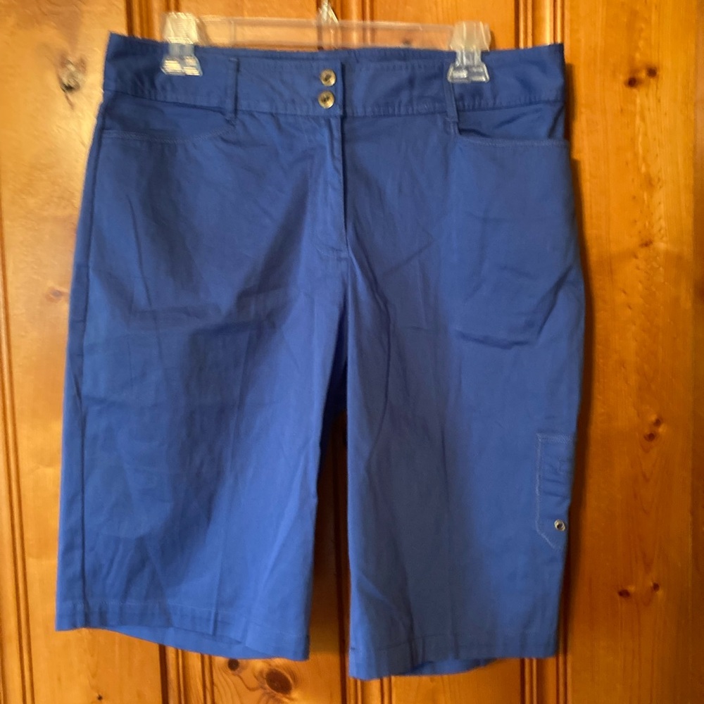 Size Large Women’s Company Collection 2 pockets in front 1 in back 1 on side